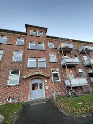 Wohnküche, modernes Duschbad, Einbauküche und Balkon im Dachgeschoss (4.Etage)