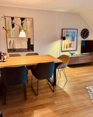 Helle  Dachgeschosswohnung mit zwei Terrassen – im Herzen von Oberkassel