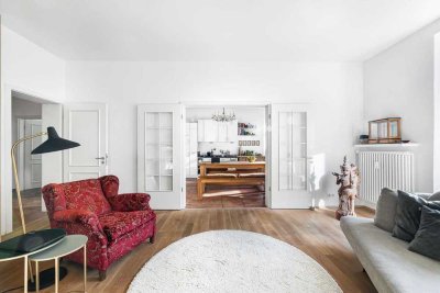 Helle und stilvolle Altbauwohnung mit Aufzug direkt in die Wohnung und zwei Balkonen