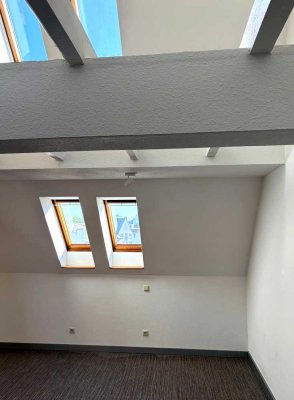 Loftartige Dachgeschosswohnung mit Galerie und Blick über Augsburgs Dächer