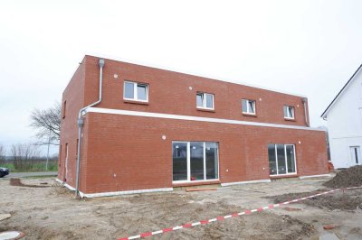 Neubau-Doppelhaushälfte mit Carport und Geräteraum