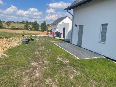 Einbauküche: Exklusive 2-Zimmer-EG-Wohnung mit geh. Innenausstattung