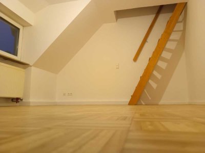 2-Zimmer DG-Maisonette-Wohnung mit 2 Kellern in Stuttgart Ost