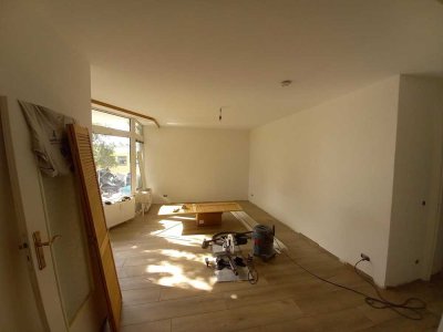 72m² ruhige Lage 3 Zimmer, Südwestbalkon Wohnzimmer (umfassend saniert)