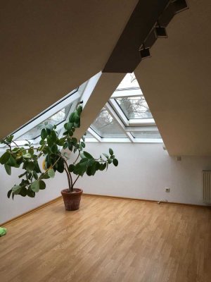 Gepflegte Dachgeschosswohnung in Aussichtslage mit zwei Zimmern sowie Balkon in Pfullingen