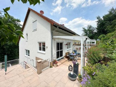 Familienfreundliches Zuhause im Split-Level-Design, gepflegte Doppelhaushälfte mit Gartenidylle
