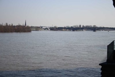 1. Rheinlage – Neuwertig mit 2 Balkonen & TG-Stellplatz
