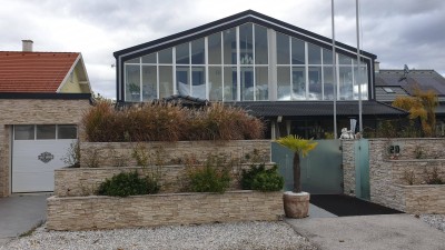 Großes Einfamilienhaus mit Garage und garten