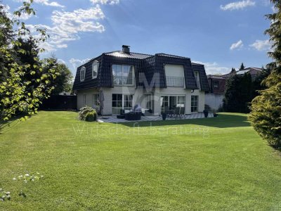 Altwarmbüchen: Modernes Einfamilienhaus in ruhiger Lage mit 319 m² Wohnfläche