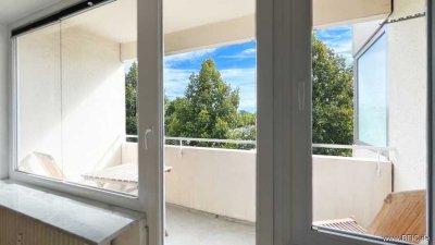 Bezugsfreies Apartment mit Balkon – direkt an der U-Bahn - gross hell renoviert