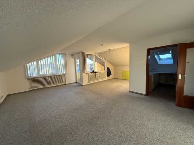 Helle, freundliche 2,5-Raum-DG-Wohnung mit Balkon & Garage in Gärtringen - ruhige Lage in Sackgasse