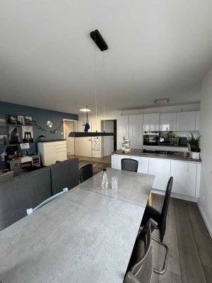 Neuwertige 4-Zimmer-Wohnung mit Terrasse, Garten und Einbauküche in Renningen