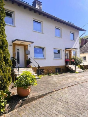 Hennef-Striefen: Gepflegtes  Zweifamilienhaus, jede Einheit mit Garten  und  Garage