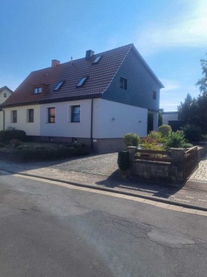 Hochwertige DHH mit tollem Gartengrundstück