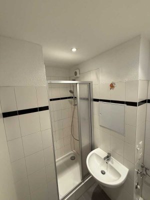 2-Raum Wohnung mit Einbauküche und Dusche