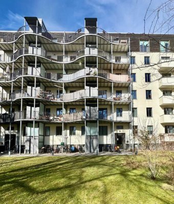 Saniertes Gebäude | Renovierungsbedürftige Wohnung | 2 Zimmer | Aufzug | Südbalkon ins Grüne