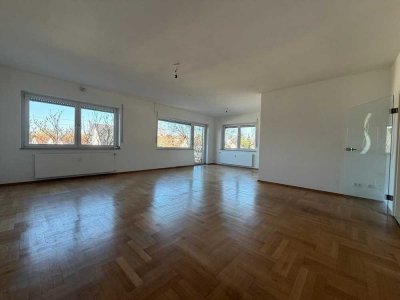 Großzügig geschnittene, helle Etagenwohnung mit Balkon und Garage!