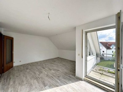 "Gemütliche 3-Zimmer-Dachgeschosswohnung mit Balkon, EBK und Stellplatz zu vermieten"