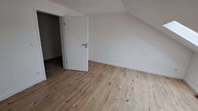 Renovierte 3 Zimmer Wohnung im DG mit Aufzug
