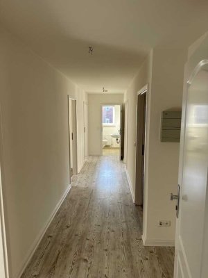 Renovierte 4-Zimmer-Wohnung mit Balkon im 1. OG in Neumünster