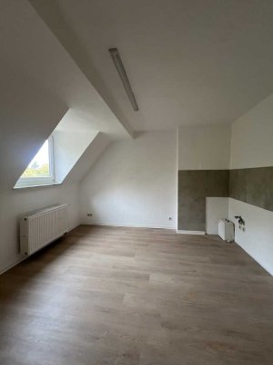 Klein, aber fein: top renovierte Dachgeschoßwohnung in zentraler Lage