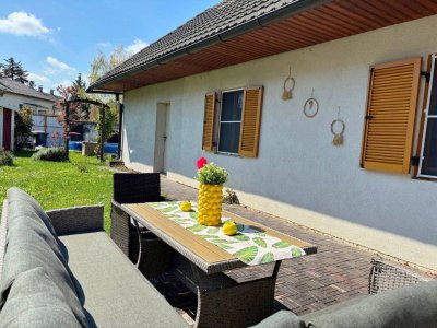 Alte Wände mit modernem Finish: gekuppeltes Einfamilienhaus mit 175 m² Nutzfläche, viel Stauraum, Wintergarten und sonnigem Eigengrund