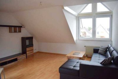 Sehr schöne helle DG-Wohnung mit zwei Zimmern sowie Balkon und Einbauküche in Niederkassel