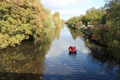Das Wasser plätschert "vor der Tür"-Enten und Schwäne-Wohnung am Kanal!