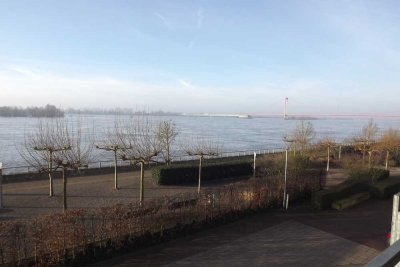große 3 Zimmer Wohnung mit 2 Balkonen und herrlichem Blick auf den Rhein