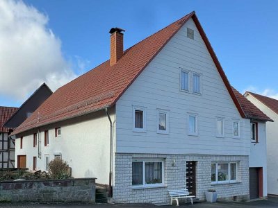 Geräumiges Haus mit Scheune im Vorort von Wolfhagen mit Gartenland!