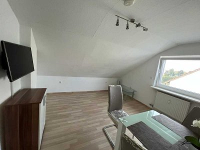 helle 2 Zimmerwohnung DG  zu vermieten