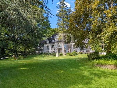 Historisches Anwesen mit großem Park - A Landmark Property - Villa historique dans un parc