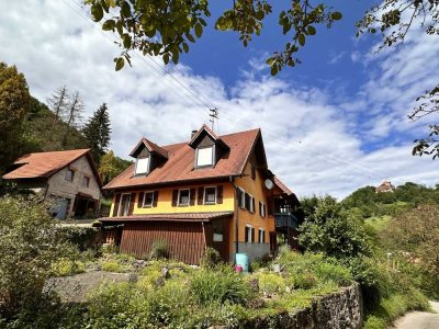 REIZVOLLES LANDHAUS IN IDYLLISCHER LAGE MIT GARAGENGEBÄUDE