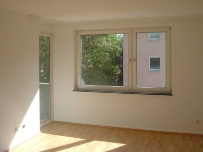 Helle 3-ZKB-Wohnung mit Balkon, neuer Einbauküche und Tageslicht-Wannenbad in der Mainzer Neustadt