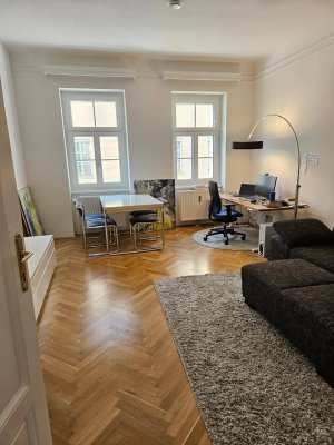 Charmante 2-Zimmer-Altbauwohnung mit Balkon in zentraler Ruhelage