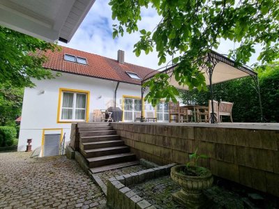 Aufwendig modern gestaltetes Einfamilienhaus in Grenzbauweise mit Einliegerwohnung