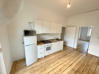 Geräumige Schnuckelige Wohnung mit schönen Dielen, Küche und Balkonen