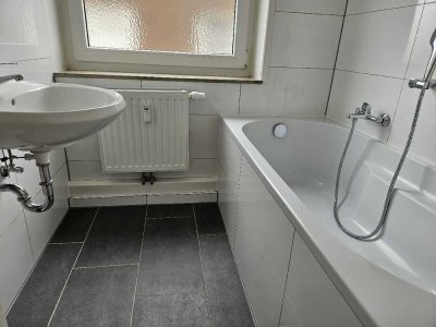 Bezugsfrei! Frisch modernisierte Dachgeschosswohnung mit ca. 62 m² Wohnfläche und  3 Zim