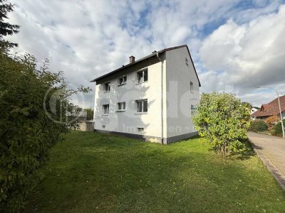 Zweifamilienhaus mit Garten und zwei Garagen
