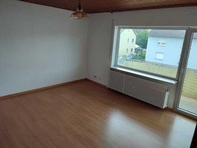 Frisch renovierte 2-Zimmer-Wohnung in 63454 Hanau-Mittelbuchen, ruhige Lage, mit Küche und Balkon