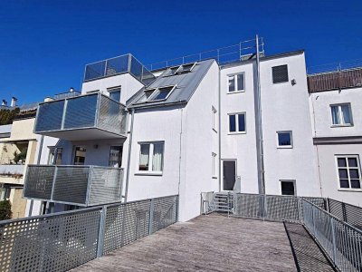 TERRASSENHIT, U3-Nähe, gepflegte 61 m2 Neubau mit 45 m2 Terrasse, 2 Zimmer, Einbauküche, Wannenbad, 3. Liftstock, Lorystraße