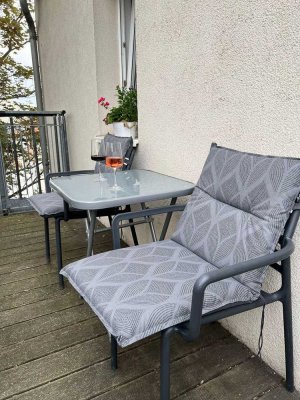 Schöne helle und frisch sanierte voll möblierte 2,5 Zimmer Wohnung zu vermieten
