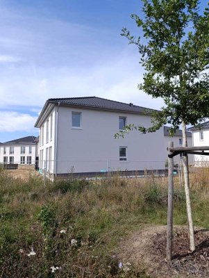 Erstbezug: Günstige 4-Zimmer-Doppelhaushälfte mit gehobener Innenausstattung und EBK in Schulzendorf