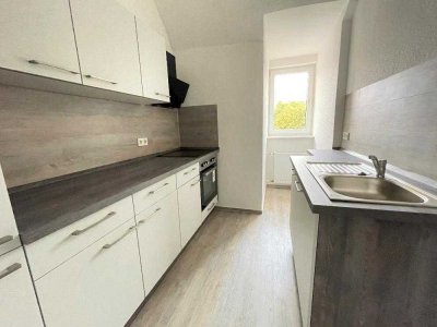 Sanierte Dachgeschosswohnung mit Einbauküche und speziellem Schnitt!