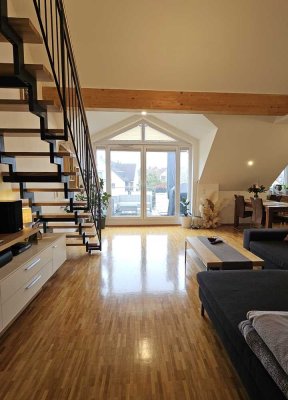 Stilvolle, helle 2,5-Zi.-Maisonette mit Galerie, Dachterrasse und EBK – teilmöbliert