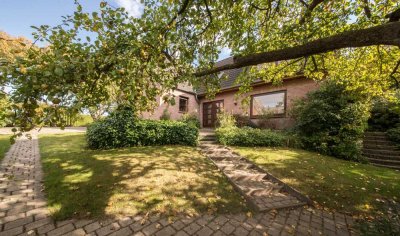 Zweifamilienhaus mit Traumgarten in Wassernähe