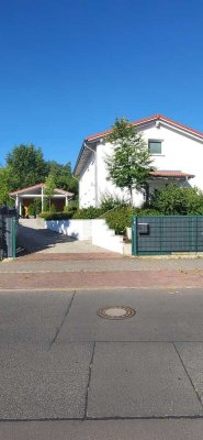 KfW Effizienzhaus 40 mit Sonnenterrasse, großem Garten und Carport