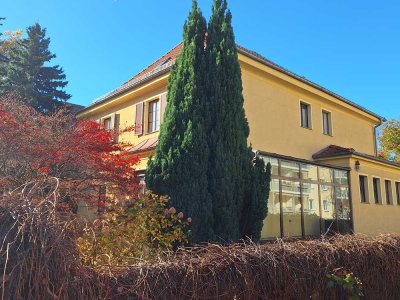 „Villencharme trifft Vielseitigkeit – Ihr exklusives Anwesen mit Gästeapartments und Wellness“