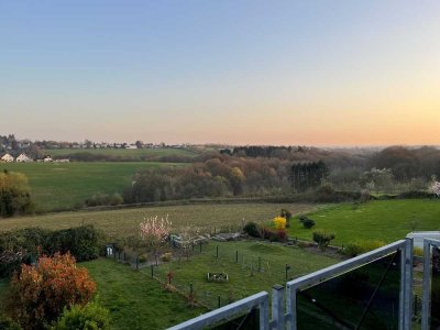 Sehr schöne, helle 3-Zimmer Maisonette-Wohnung mit großer Dach-Terrasse und tollem Fernblick
