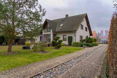 Attraktives Zweifamilienhaus in Wassernähe mit sehr großem Grundstück